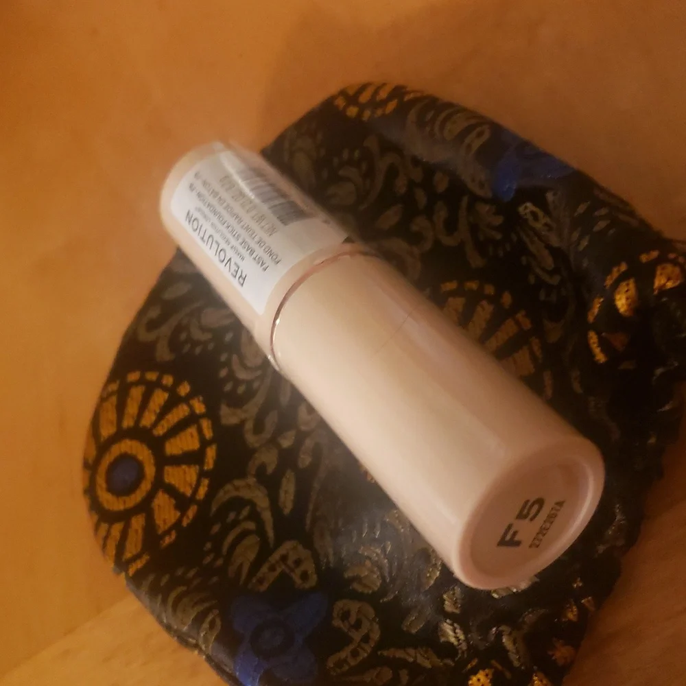 🛍 Makeup Revolutions Fast Base foundation stick, Shade F5